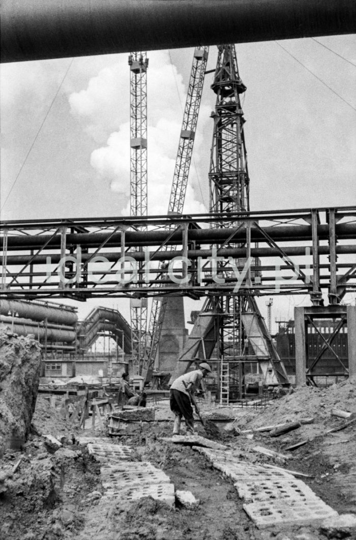 Lenin Metallurgical Combine, steel construction, gas pipelines and installations at the steelworks. 1960s.

Kombinat metalurgiczny im. Lenina, fragmenty konstrukcji stalowych i gazociągów oraz instalacji na terenie huty, lata 60.

Photo by Henryk Makarewicz/idealcity.pl


