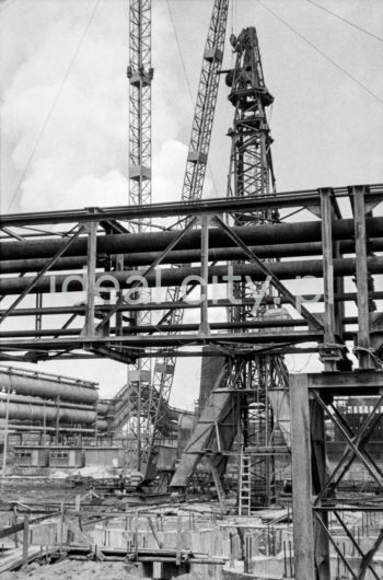 Lenin Metallurgical Combine, steel construction, gas pipelines and installations at the steelworks. 1960s.

Kombinat metalurgiczny im. Lenina, fragmenty konstrukcji stalowych i gazociągów oraz instalacji na terenie huty, lata 60.

Photo by Henryk Makarewicz/idealcity.pl



