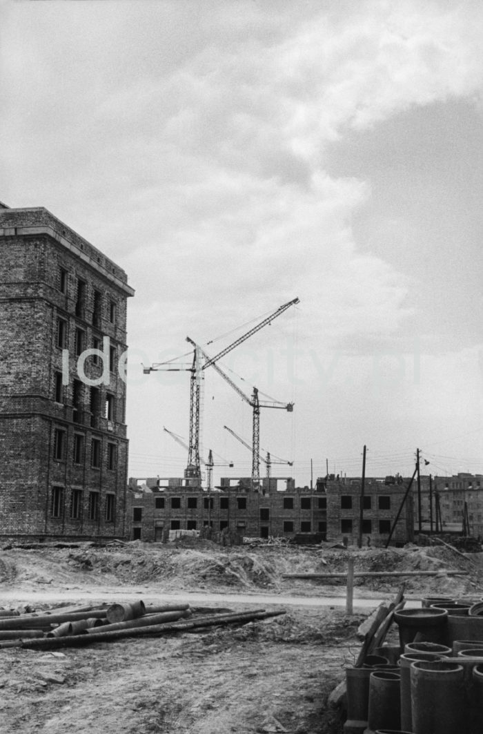 Construction of the Centrum A Estate. 1950s.

Budowa Osiedla Centrum A, lata 50. XX w.

Photo by Henryk Makarewicz/idealcity.pl

