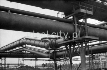Kombinat metalurgiczny im. Lenina, fragmenty konstrukcji stalowych i gazociągów oraz instalacji na terenie huty, lata 60.

fot. Henryk Makarewicz/idealcity.pl



