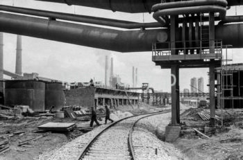 Lenin Metallurgical Combine, steel construction, gas pipelines and installations at the steelworks. 1960s.

Kombinat metalurgiczny im. Lenina, fragmenty konstrukcji stalowych i gazociągów oraz instalacji na terenie huty, lata 60.

Photo by Henryk Makarewicz/idealcity.pl



