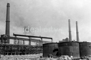 Lenin Metallurgical Combine, steel construction, gas pipelines and installations at the steelworks. 1960s.

Kombinat metalurgiczny im. Lenina, fragmenty konstrukcji stalowych i gazociągów oraz instalacji na terenie huty, lata 60.

Photo by Henryk Makarewicz/idealcity.pl


