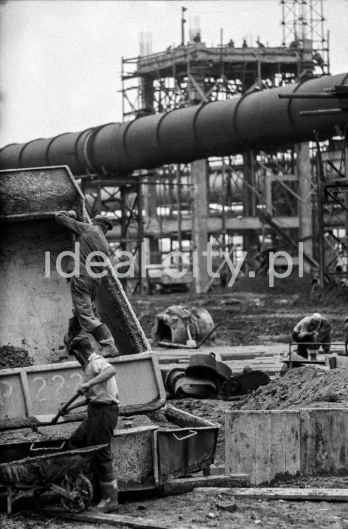 Lenin Metallurgical Combine, steel construction, gas pipelines and installations at the steelworks, construction works. 1960s.

Kombinat metalurgiczny im. Lenina, fragmenty konstrukcji stalowych i gazociągów oraz instalacji na terenie huty, prace budowlane przy nowym obiekcie, lata 60.

Photo by Henryk Makarewicz/idealcity.pl



