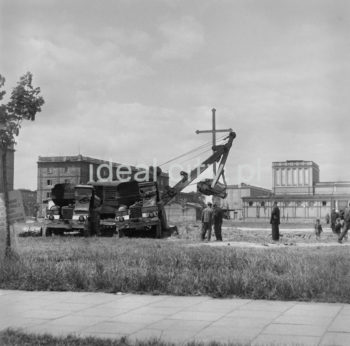 Uswianie drewnianego krzyża na osiedlu Teatralnym. Krzyż był symbolicznym fundamentem pod budowę nowohuckiego kościoła. W październiku 1959 roku cofnięto pozwolenie na budowę, a 27 kwietnia 1960 roku Komitet Miejski PZPR zdecydował o usunięciu krzyża.

fot. Wiktor Pental/idealcity.pl