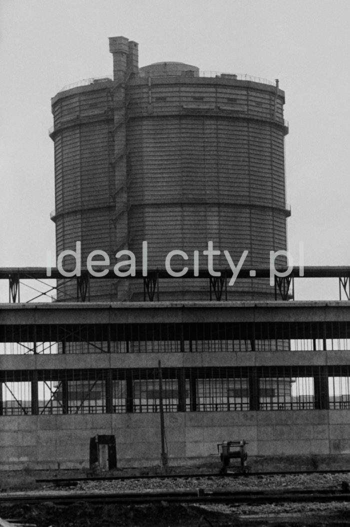 Lenin Metallurgical Combine, a container at the steelworks. 1960s.

Kombinat metalurgiczny im. Lenina, jeden ze zbiorników na terenie huty, lata 60.

Photo by Henryk Makarewicz/idealcity.pl


