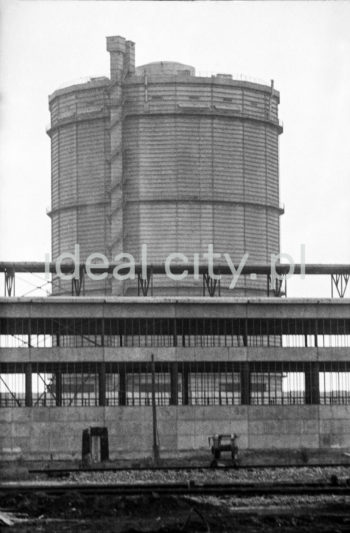 Lenin Metallurgical Combine, a container at the steelworks. 1960s.

Kombinat metalurgiczny im. Lenina, jeden ze zbiorników na terenie huty, lata 60.

Photo by Henryk Makarewicz/idealcity.pl



