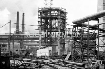 Kombinat metalurgiczny im. Lenina, fragmenty konstrukcji stalowych i gazociągów oraz instalacji na terenie huty, prace budowlane przy nowym obiekcie, lata 60.

fot. Henryk Makarewicz/idealcity.pl



