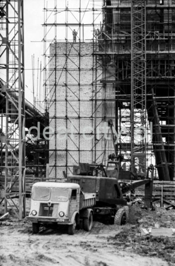 Kombinat metalurgiczny im. Lenina, fragmenty konstrukcji stalowych i gazociągów oraz instalacji na terenie huty, prace budowlane przy nowym obiekcie, lata 60.

fot. Henryk Makarewicz/idealcity.pl



