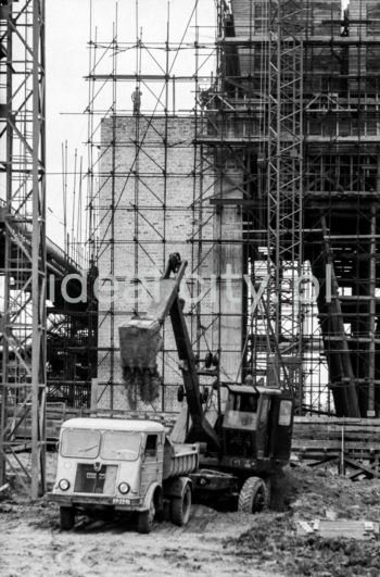 Kombinat metalurgiczny im. Lenina, fragmenty konstrukcji stalowych i gazociągów oraz instalacji na terenie huty, prace budowlane przy nowym obiekcie, lata 60.

fot. Henryk Makarewicz/idealcity.pl



