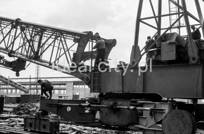 Kombinat metalurgiczny im. Lenina, montaż dźwigu kołowego na terenie huty, lata 60.

fot. Henryk Makarewicz/idealcity.pl


