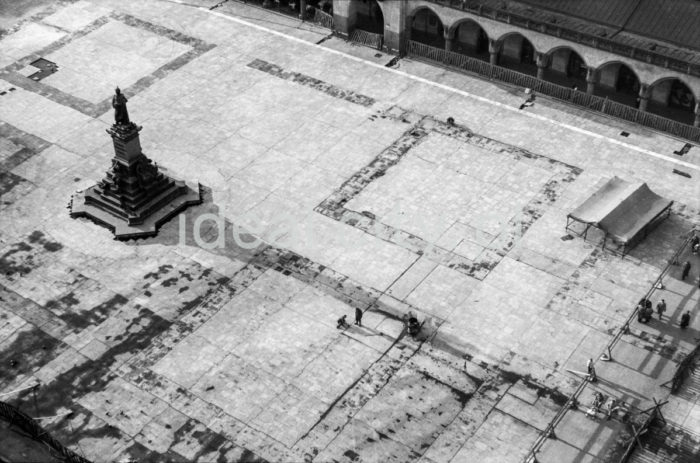 Renovating pavement in Main Market Square in Kraków. 1960s.

Remont nawierzchni Rynku Głównego w Krakowie, lata 60. XX w.

Photo by Henryk Makarewicz/idealcity.pl

