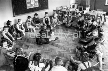 Inside a kindergarten on the Wandy Osiedle. 1950s.

Wnętrze przedszkola na Osiedlu Wandy, lata 50. XX w.

Photo by Wiktor Pental/idealcity.pl


