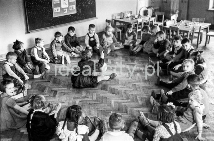 Wnętrze przedszkola na Osiedlu Wandy, lata 50. XXw.

fot. Wiktor Pental/idealcity.pl

