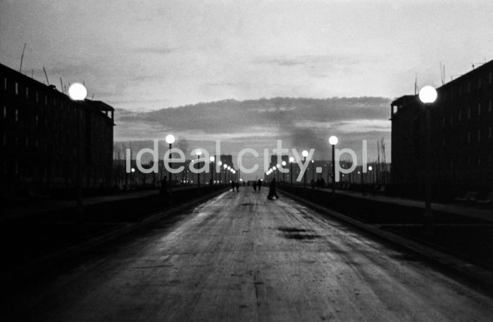 Aleja Róż – view towards Plac Centralny. 1960s.

Aleja Róż – perspektywa w stronę Placu Centralnego. Lata 60. XX w.

Photo by Henryk Makarewicz/idealcity.pl


