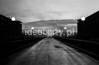 Aleja Róż – view towards Plac Centralny. 1960s.

Aleja Róż – perspektywa w stronę Placu Centralnego. Lata 60. XX w.

Photo by Henryk Makarewicz/idealcity.pl


