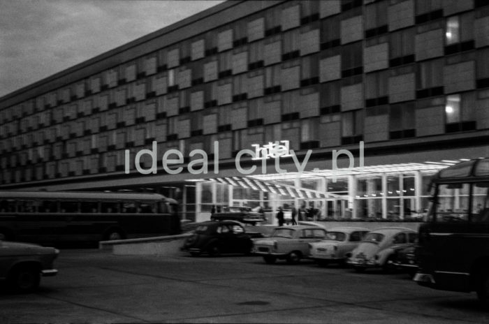 Nocny widok na Hotel Cracovia. Początek lat 60. XXw. 

fot. Henryk Makarewicz/idealcity.pl

