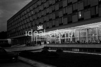 Nocny widok na Hotel Cracovia. Początek lat 60. XXw. 

fot. Henryk Makarewicz/idealcity.pl

