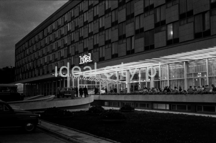 Nocny widok na Hotel Cracovia. Początek lat 60. XXw. 

fot. Henryk Makarewicz/idealcity.pl

