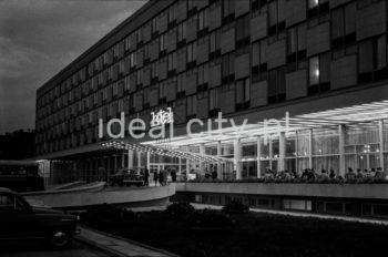 Nocny widok na Hotel Cracovia. Początek lat 60. XXw. 

fot. Henryk Makarewicz/idealcity.pl

