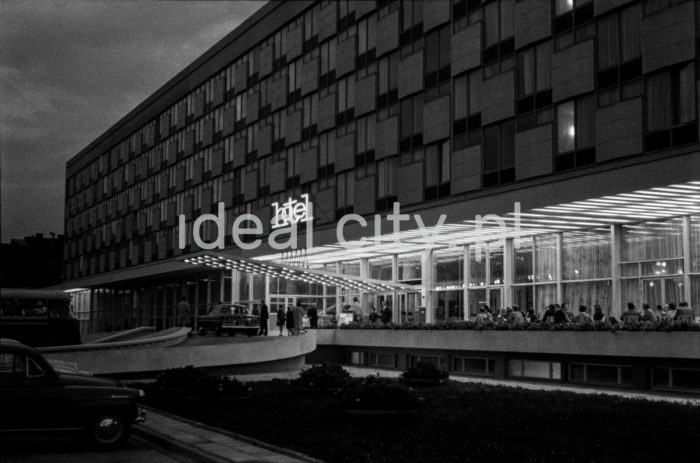 Night-time view of Hotel Cracovia. Early 1960s.

Nocny widok na Hotel Cracovia. Początek lat 60. XX w. 

Photo by Henryk Makarewicz/idealcity.pl

