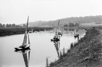 Parada żaglówek na Wiślem na wysokości Nowej Huty. Początki żeglarstwa w Krakowie-Nowej Hucie sięgają 1955r. Utworzono wówczas Zakładowy Klub Morski z czterema sekcjami: kajakową, wioślarską motorowodną i żeglarską przy Zjednoczeniu Przemysłowym Budowy Huty im. Lenina. Rozpoczęto również budowę przystani wodnej Nad Wisłą u wylotu ulicy Klasztornej.
22.07.1955 - uroczyste otwarcie przystani w nowo wybudowanych hangarach, a na wodę spłynęły oprócz kajaków 4 jachty: Omega, dwa Finny i BM.
W 1959r. nastąpiła zmiana nazwy Klubu na Yacht Klub „Budowlani