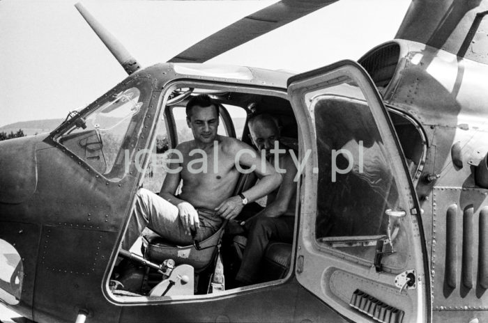 A helicopter on the airport in Pobiednik Wielki. Early 1960s.

Helikopter na lotnisku w Pobiedniku Wielkim. Początek lat 60. XX w. 

Photo by Henryk Makarewicz/idealcity.pl 


