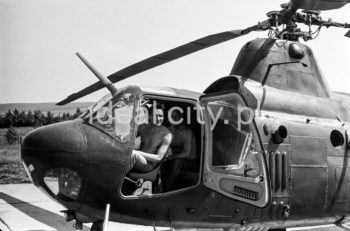 Helikopter na lotnisku w Pobiedniku Wielkim. Początek lat 60. XXw. 

fot. Henryk Makarewicz/idealcity.pl 


