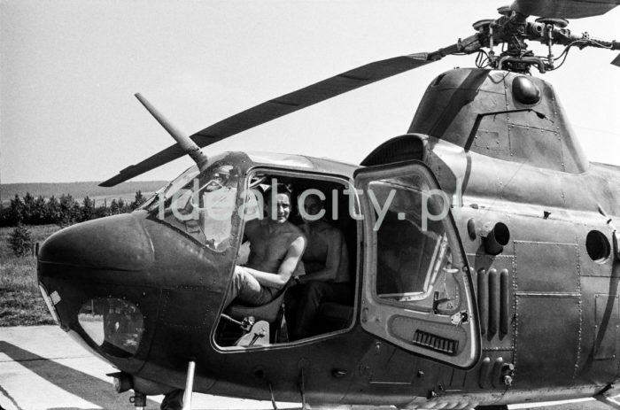 Helikopter na lotnisku w Pobiedniku Wielkim. Początek lat 60. XXw. 

fot. Henryk Makarewicz/idealcity.pl 


