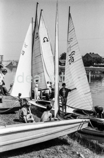 Parada żaglówek na Wiśle na wysokości Nowej Huty. Początki żeglarstwa w Krakowie-Nowej Hucie sięgają 1955r. Utworzono wówczas Zakładowy Klub Morski z czterema sekcjami: kajakową, wioślarską motorowodną i żeglarską przy Zjednoczeniu Przemysłowym Budowy Huty im. Lenina. Rozpoczęto również budowę przystani wodnej Nad Wisłą u wylotu ulicy Klasztornej.
22.07.1955 - uroczyste otwarcie przystani w nowo wybudowanych hangarach, a na wodę spłynęły oprócz kajaków 4 jachty: Omega, dwa Finny i BM.
W 1959r. nastąpiła zmiana nazwy Klubu na Yacht Klub „Budowlani
