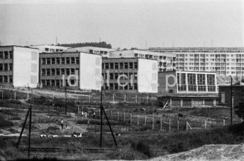 Szkoła Podstawowa Nr 98 na Wzgórzach Krzesławickich. Lata 60. XXw.

fot. Henryk Makarewicz/idealcity.pl


