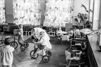 Przedszkole Samorządowe 88 na Osiedlu Wandy. Lata 50. XXw.

fot. Wiktor Pental/idealcity.pl

