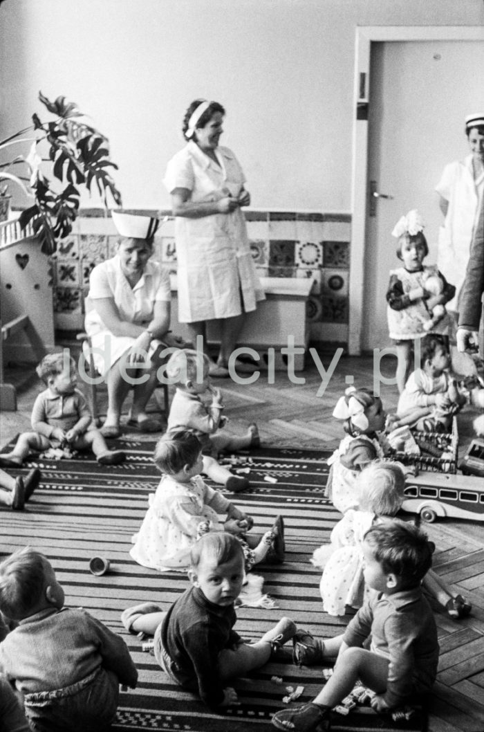 Nursery School No. 88 on the Wandy Estate. 1950s.

Przedszkole Samorządowe 88 na Osiedlu Wandy. Lata 50. XX w.

Photo by Wiktor Pental/idealcity.pl

