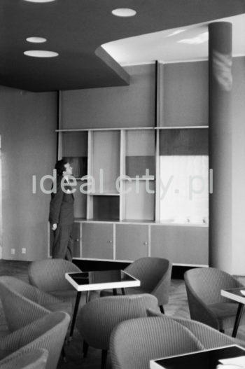 Wnętrze salonu meblowego WPHM (Wojewódzkie Przedsiębiorstwo Handlu Meblami) na parterze tzw. Bloku Francuskiego, na Osiedlu Centrum B. Lata 60. XXw.

fot. Henryk Makarewicz/idealcity.pl



