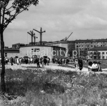 Budynek pierwszego stacjonarnego kina w Nowej Hucie „Stal”, na osiedlu A-1 Północ (Willowe), wybudowanego w 1951 roku. Tutaj miał swoją siedzibę Amatorski Klub Filmowy Nowa Huta. W tle budowa osiedla A-11 (Stalowego), obecnie mieści się w tym budynku szkolna sala gimnastyczna. Lata 50.

fot. Wiktor Pental/idealcity.pl
