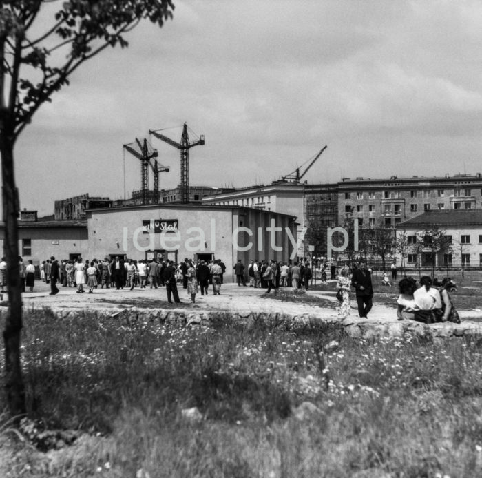 The building of the first stationary cinema in Nowa Huta – Stal, on the A-1 Północ (Willowe) Estate, built in 1951. It was the seat of the Nowa Huta Amateur Film Club. In the background, construction site of the A-11 estate (Stalowe), nowadays a school gym. 1950s.

Budynek pierwszego stacjonarnego kina w Nowej Hucie „Stal”, na osiedlu A-1 Północ (Willowe), wybudowanego w 1951 roku. Tutaj miał swoją siedzibę Amatorski Klub Filmowy Nowa Huta. W tle budowa osiedla A-11 (Stalowego), obecnie mieści się w tym budynku szkolna sala gimnastyczna. Lata 50.

Photo by Wiktor Pental/idealcity.pl
