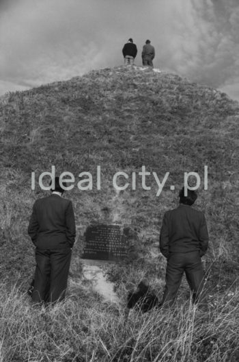 Kościuszko Mound in Racławice. 1950s.

Kopiec Kościuszki w Racławicach. Lata 50. XX w.

Photo by Wiktor Pental/idealcity.pl

