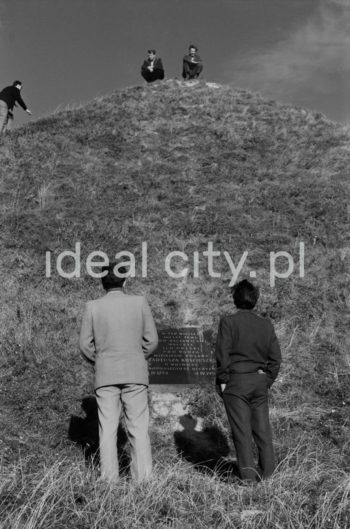 Kościuszko Mound in Racławice. 1950s.

Kopiec Kościuszki w Racławicach.

Photo by Wiktor Pental/idealcity.pl

