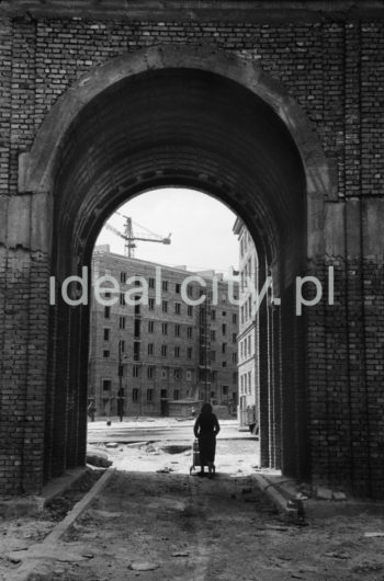 Pasaż na Osiedlu Centrum C. Znajdowały się one głównie na osiedlach o zabudowie zwartej, czyli Centrum A, Centrum B, Centrum C, Ogrodowe, Stalowe, Zielone, Teatralne, Krakowiaków i Górali. Występują również na osiedlach o zabudowie rozproszonej, na osiedlach: Na Skarpie i Sportowe. Półkoliście zamknięte były osiedla Centrum B, Centrum C i Stalowe), lata 50.

fot. Wiktor Pental/idealcity.pl


