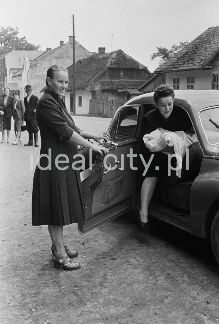 Baptism in Mogiła. 1950s.

Chrzest w Mogile. Lata 50. XX w.

Photo by Wiktor Pental/idealcity.pl

