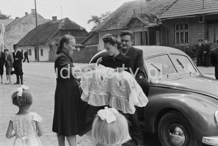 Baptism in Mogiła. 1950s.

Chrzest w Mogile. Lata 50. XX w.

Photo by Wiktor Pental/idealcity.pl

