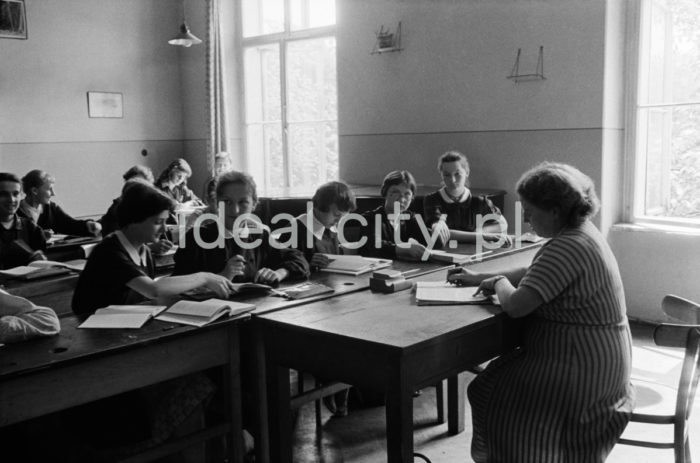 Zajęcia lekcyjne w jednej ze szkół podstawowych na terenie Nowej Huty.

fot. Wiktor Pental/idealcity.pl

