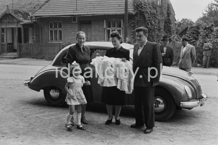 Baptism in Mogiła. 1950s.

Chrzest w Mogile. Lata 50. XX w.

Photo by Wiktor Pental/idealcity.pl

