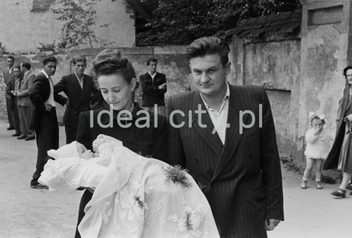 Baptism in Mogiła. 1950s.

Chrzest w Mogile. Lata 50. XX w.

Photo by Wiktor Pental/idealcity.pl

