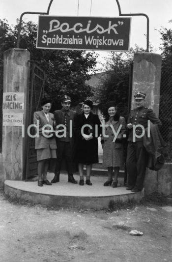 Entrance to the Pocisk Military Cooperative. Late 1940s.

Wejście do Spółdzielni Wojskowej 