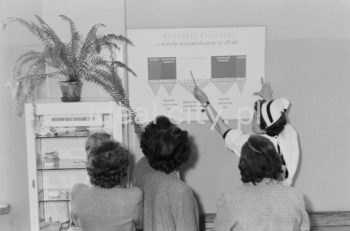 Birthing School on the Wandy Estate. 1950s.

Szkoła Rodzenia na Osiedlu Wandy, lata 50. XX w.

Photo by Wiktor Pental/idealcity.pl

