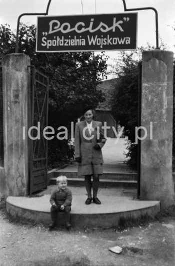 Entrance to the Pocisk Military Cooperative. Late 1940s.

Wejście do Spółdzielni Wojskowej 