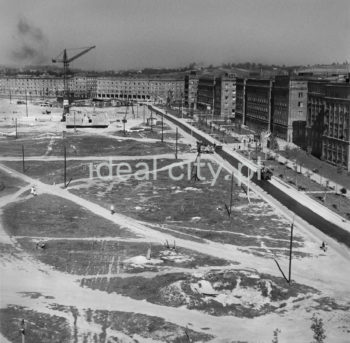 Teren przyszłego Osiedla Szklane Domy, widok od strony Osiedla Hutniczego. Po prawej Osiedle Szkolne, w głębi Osiedle Zielone. Lata 50. XXw.

fot. Wiktor Pental/idealcity.pl
