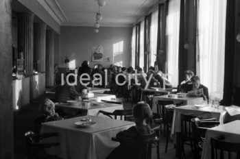 Wnętrze baru na Osiedlu Willowym.

fot. Wiktor Pental/idealcity.pl