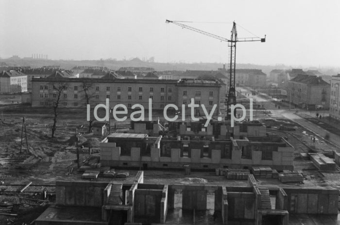 Construction of residential blocks on the Hutnicze Estate, Stanisława Mierzwy Street. Further back: Willowe Estate. 1950s.

Budowa bloków na Osiedlu Hutniczym, przy ul. Stanisława Mierzwy. W tle Osiedle Willowe. Lata 50. XX w.

Photo by Henryk Makarewicz/idealcity.pl


