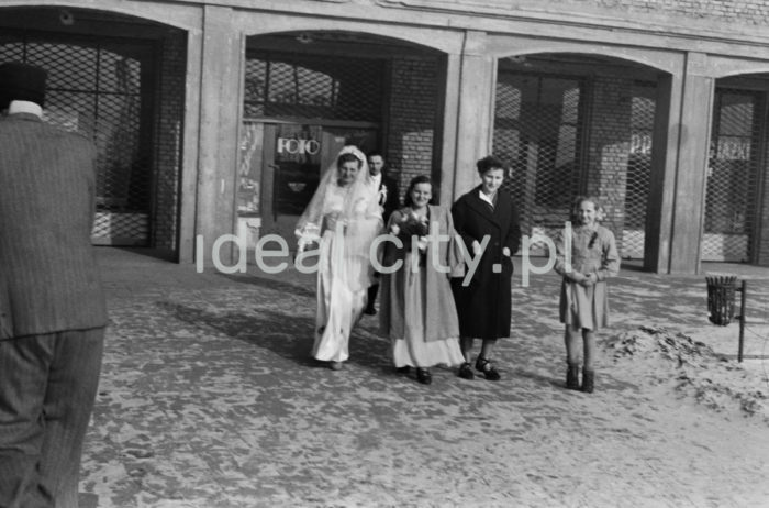 Newlyweds in front of a photo parlour on the Szkolne Estate. 1950s.

Młodożeńcy przed zakładem fotograficznym na Osiedlu Szkolnym, lata 50. XX w.

Photo by Wiktor Pental/idealcity.pl
